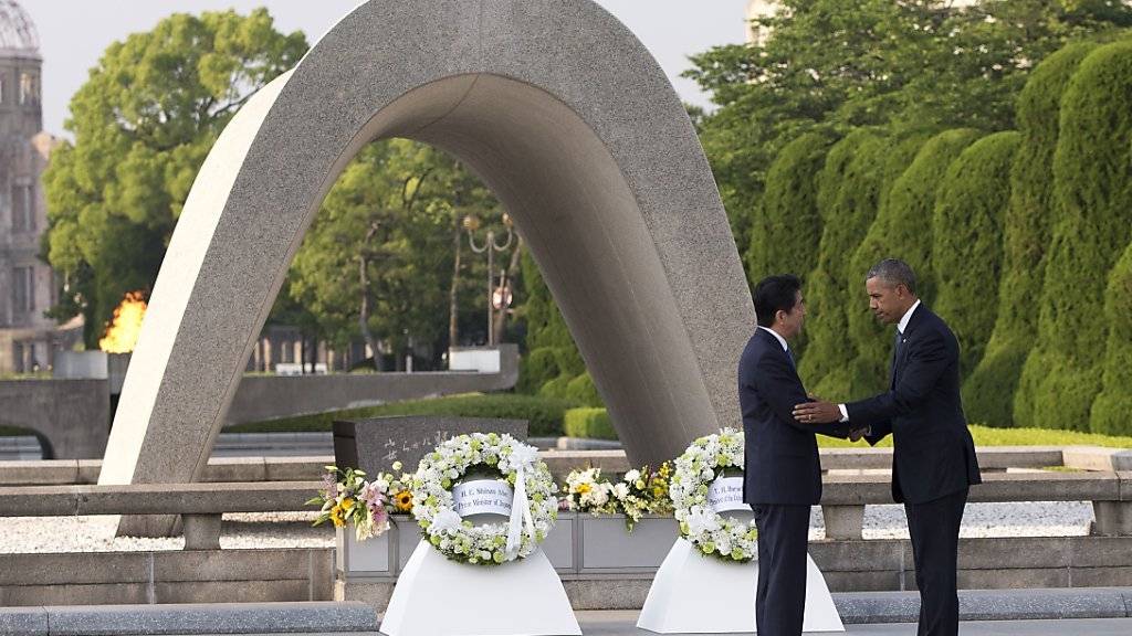 Noch nie zuvor hatte ein US-Präsident die japanische Stadt Hiroshima besucht. Am Freitag legte Barack Obama einen Kranz im Andenken an die Opfer der Atombombe von 1945 nieder. An seiner Seite der japanische Premierminister Shinzo Abe.