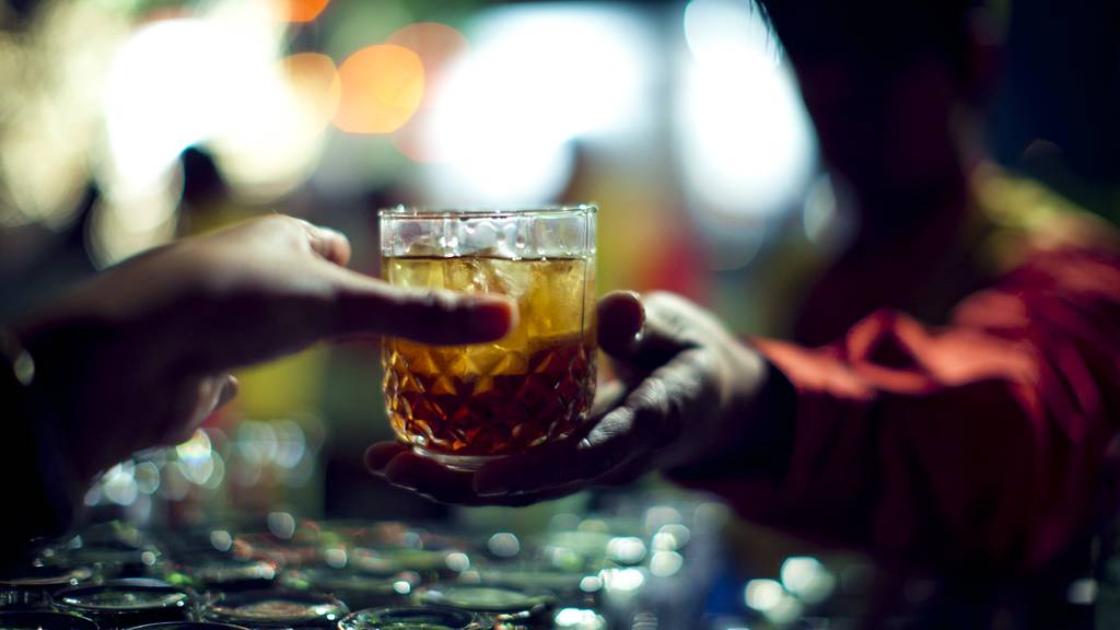 29 Menschen trinken gepanschten Alkohol und sterben