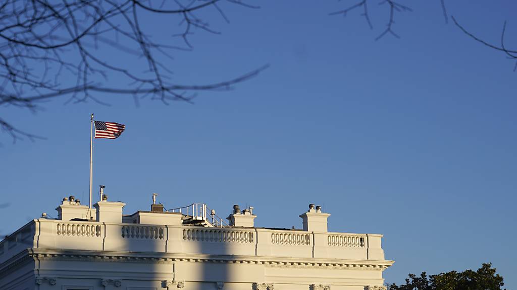 Die untergehende Sonne fällt auf das Weiße Haus. Foto: Patrick Semansky/AP/dpa