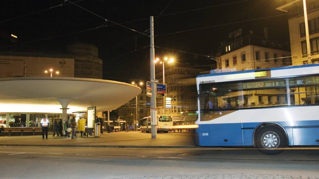 Der Zürcher Verkehrsverbund startet einen Versuch mit nächtlichen Busverbindungen unter der Woche. (Symbolbild)
