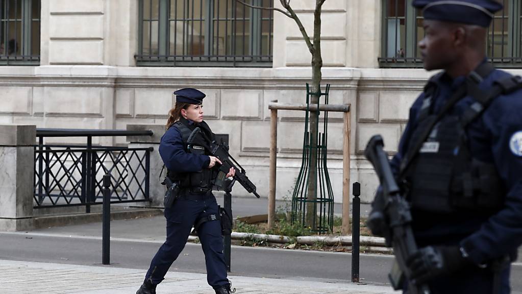 Einsatzkräfte sichern das Pariser Polizeihauptquartier auf der  Île de la Cité im Zentrum von Paris.
