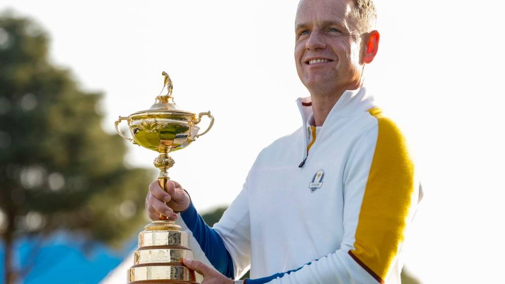 Luka Donald posiert mit dem Ryder Cup im September 2023 in Rom
