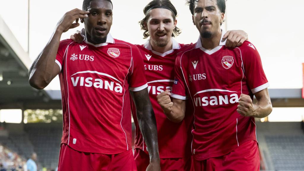 Dreimal Jubel, drei Tore: Torschütze Brighton Labeau, Marc Gutbub und Nassim Zoukit feiern das 2:0 gegen Vikingur Reykjavik