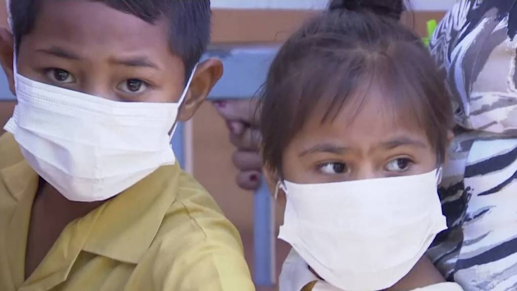 Kinder in Apia im polynesischen Inselstaat Samoa warten in einer Klinik auf eine Impfung gegen Masern. (Archivbild)