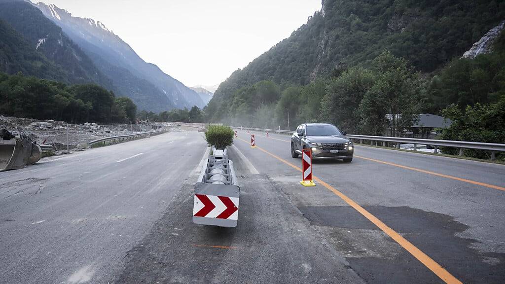 Die ersten Autos fahren am Freitagmorgen über die wiedereröffnete A13 bei Lostallo GR.