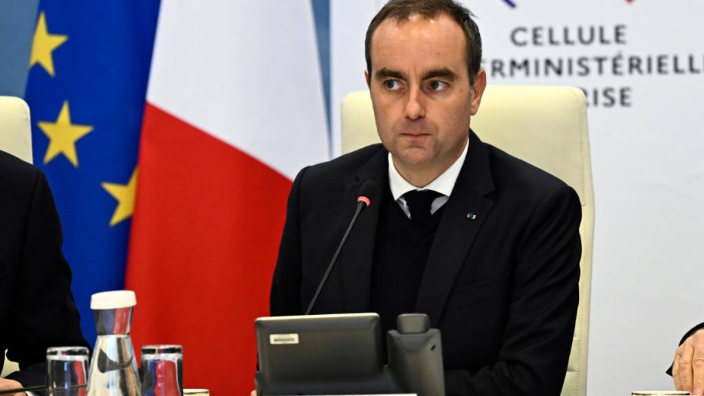Der französische Ministerpräsident Sébastien Lecornu nimmt an einer interministeriellen Krisensitzung im Innenministerium teil. Foto: JULIEN DE ROSA/Pool AFP/AP/dpa