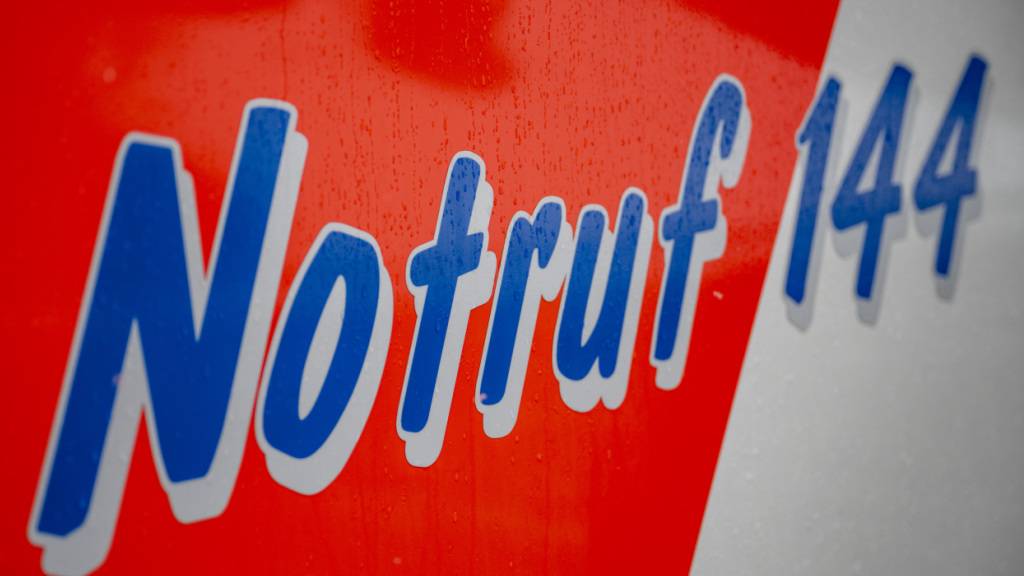 Ein Mann hat sich am Samstagnachmittag in Tuttwil TG bei Gartenarbeiten mittelschwere Verletzungen zugezogen. Der Rettungsdienst brachte ihn in ein Spital. (Symbolbild)