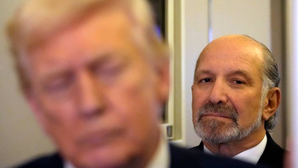 ARCHIV - Handelsminister Howard Lutnick hört zu, wie US-Präsident Donald Trump zu Reportern spricht, während er an Bord der Air Force One von der Joint Base Andrews im US-Bundesstaat Minnesota nach West Palm Beach im US-Bundesstaat Florida fliegt. (zu dpa: «US-Handelsminister berichtet von Treffen mit Epstein») Foto: Mark Schiefelbein/AP/dpa