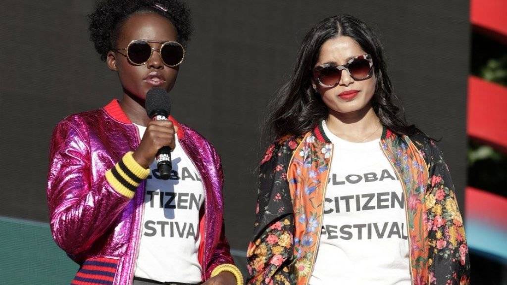 Die kenyanische Schauspielerin Lupita Nyong'o (l) und ihre indische Berufskollegin Freida Pinto am Global Citizen Festival im Central Park in New York. Die Benefizveranstaltung wird vom Global Poverty Project veranstaltet.