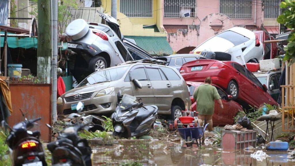 Nach Überschwemmungen durch den Taifun «Kalmaegi» liegen Fahrzeuge aufeinander. Foto: Jacqueline Hernandez/AP/dpa