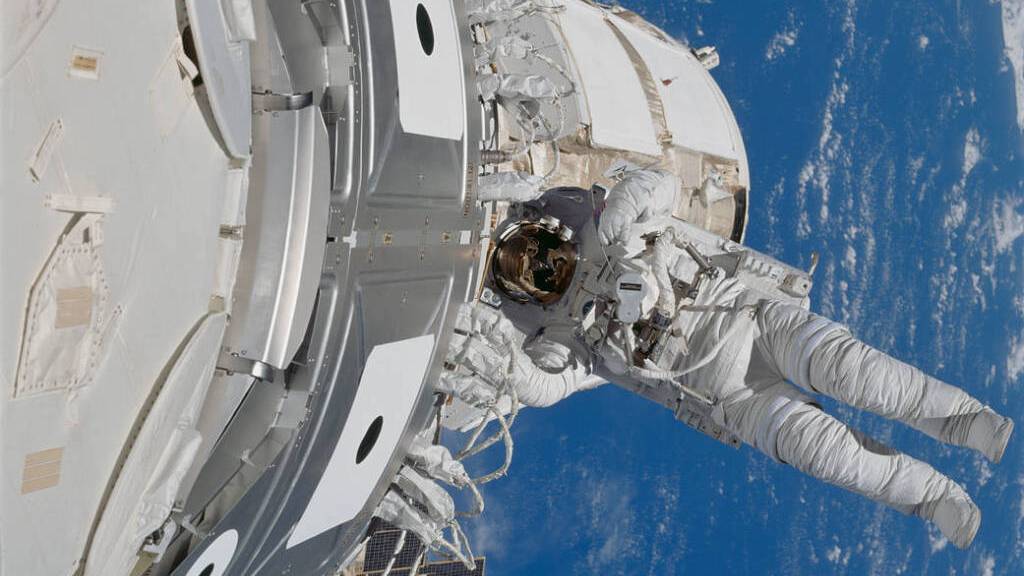 Ein ISS-Astronaut im Ausseneinsatz. Sein Alltag ist gelinde gesagt kurios: Kaffee ist entweder aus Pipi oder kostet 100'000 Dollar, Guetzli darf er zwar backen, aber nicht essen, weil sie für die Forschung bestimmt sind und seine volle Windel endet als Sternschnuppe (Symbolbild Nasa)