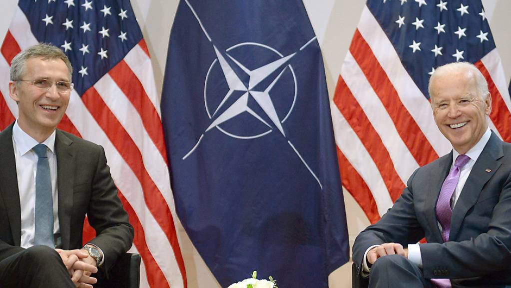ARCHIV - Nato-Generalsekretär Jens Stoltenberg (l) und der damalige US-Vizepräsident Joe Biden bei einem Treffen im Februar 2015. Foto: picture alliance / dpa