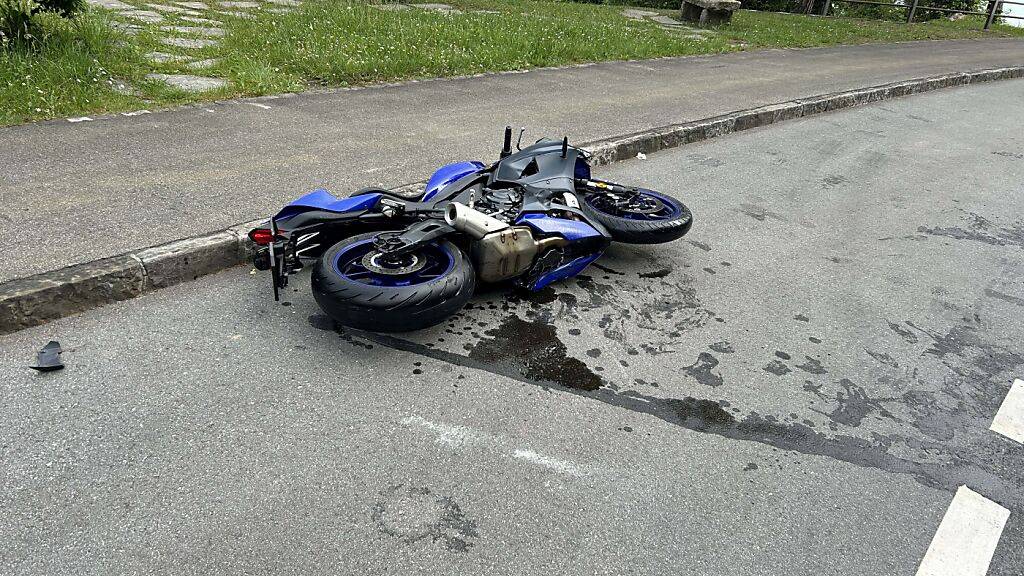 Die Lenkerin des Motorrads verletzte sich beim Aufprall auf eine Stützmauer in Gersau schwer.