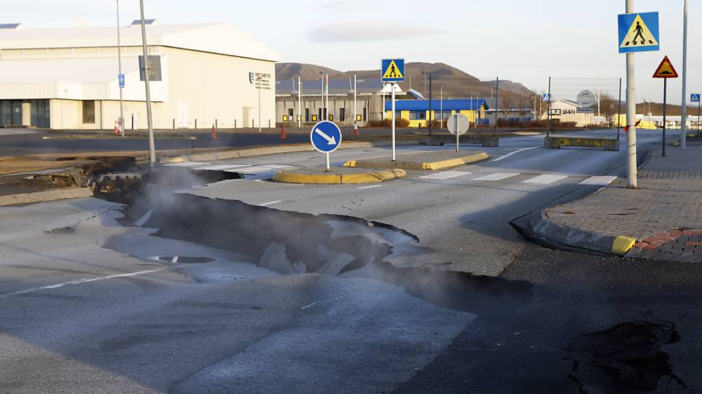 Dampf steigt nach seismischer Aktivität aus einer Spalte in Island auf. Foto: Brynjar Gunnarsson/AP/dpa