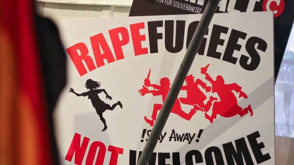 Fremdenfeindliche Legida-Anhänger mit einem bösartigen Wortspiel-Transparent in Leipzig: Rapefugees aus den Wörtern rape (engl. für Vergewaltigung) und refugee (engl. für Flüchtlinge).
