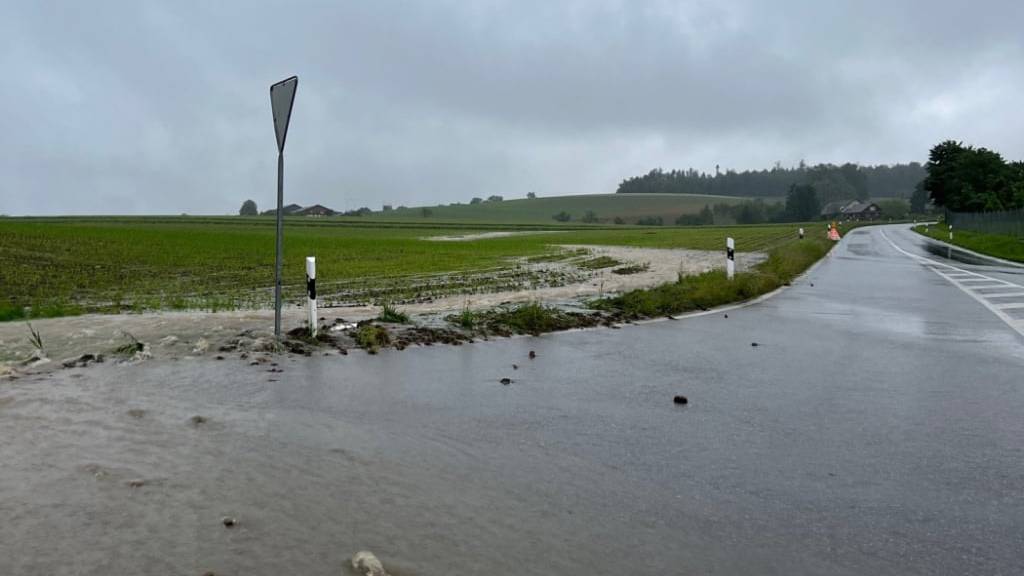 Die Blickensdorferstrasse in der Gemeinde Baar musste gesperrt werden.