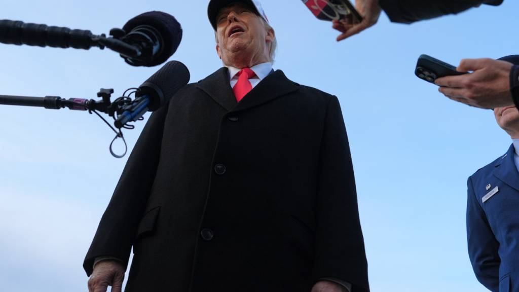 US-Präsident Donald Trump spricht mit Reportern auf der Joint Base Andrews, Maryland. Foto: Evan Vucci/AP/dpa