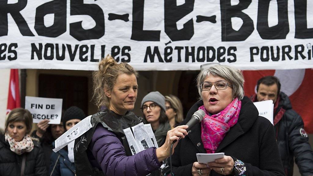 Die Neuenburger Regierungsrätin Monika Maire-Hefti (rechts) wurde am Donnerstag von den demonstrierenden Lehrern ausgebuht.