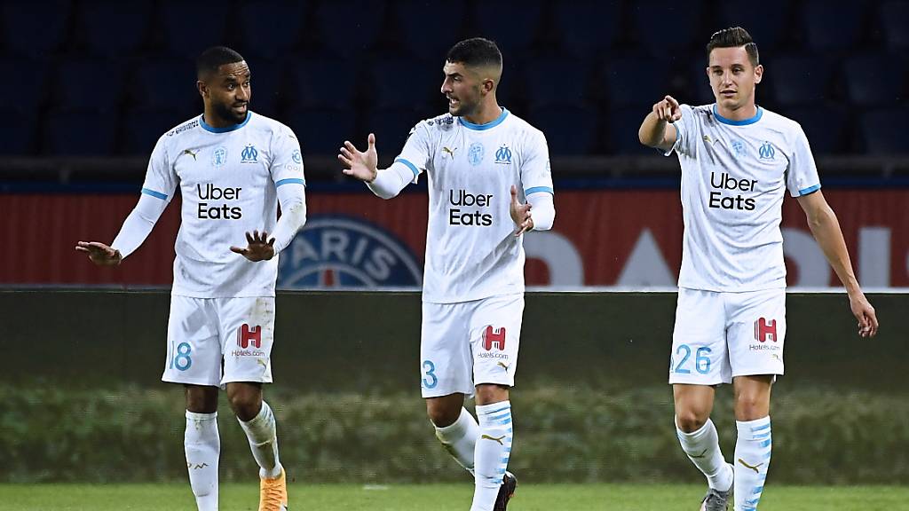 Marseilles Torschütze Florian Thauvin (rechts) freut sich mit Jordan Amavi (links) und Alvaro Gonzalez