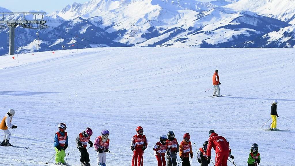Die Walliser Skischulen sollen neu gebüsst werden können, wenn sie die Anforderungen bezüglich Ausbildung nicht erfüllen. (Archivbild)