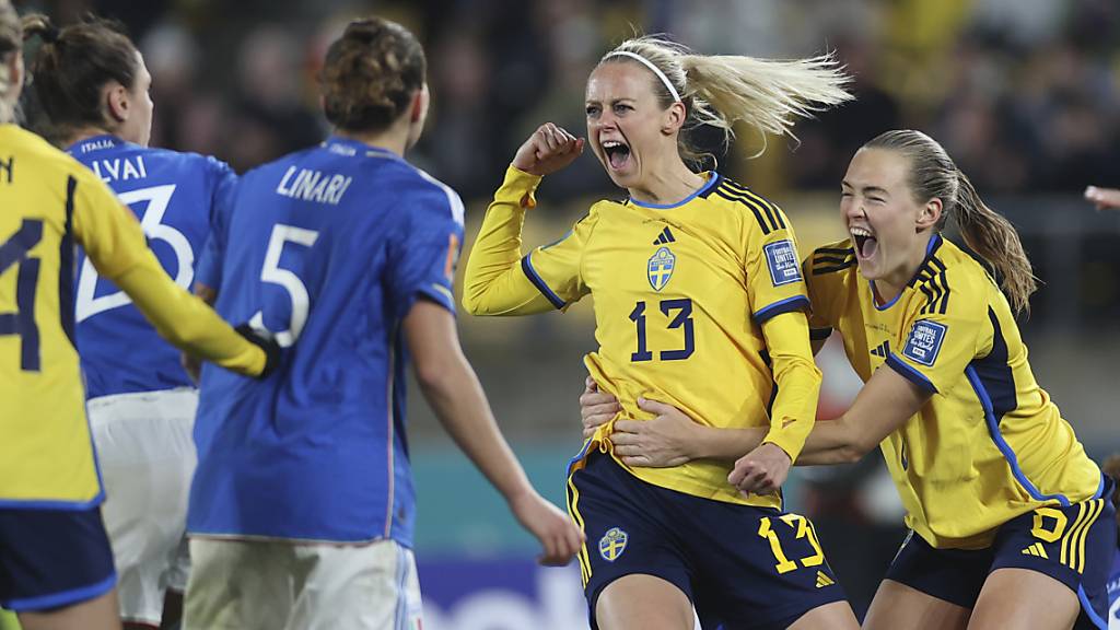 Amanda Ilestedt (13) jubelt nach ihrem zweiten Treffer mit ihren Teamkolleginnen. Schweden ist dank des zweiten Sieges im zweiten Spiel bereits für die Achtelfinals qualifiziert