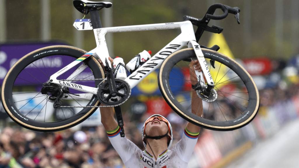 Mathieu van der Poel setzt nach seinen starken Auftritten in den Klassikern mit den Siegen an der Flandern-Rundfahrt (Bild) und bei Paris - Roubaix weiter auf sein Strassenrad: Der Niederländer verzichtet auf das Mountainbike-Rennen an den Olympischen Spielen in Paris