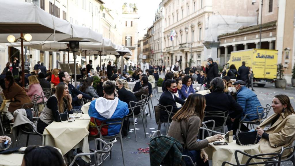 Menschen sitzen in einem Café in Rom nachdem die Corona-Maßnahmen gelockert wurden. Foto: Cecilia Fabiano/LaPresse/AP/dpa
