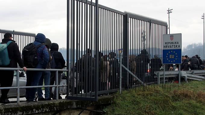 Fahrzeug mit Migranten und Schweizer Kennzeichen verunfallt