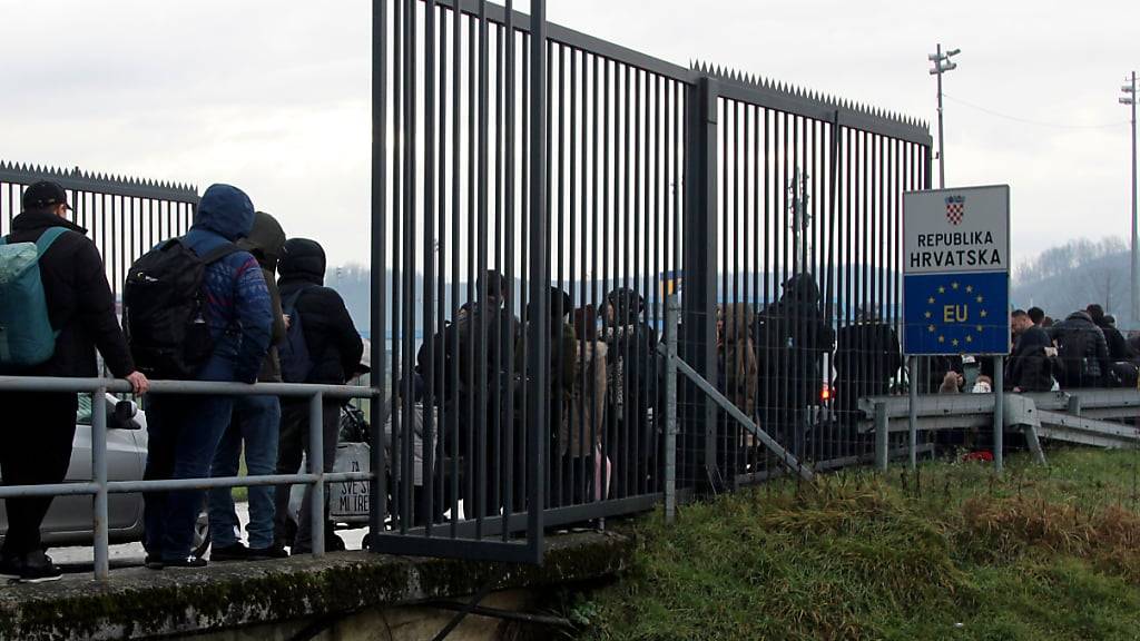 ARCHIV - Menschen warten in einer Schlange am Grenzübergang Maljevac zwischen Bosnien-Herzegowina und Kroatien. Foto: Edvin Zulic/AP/dpa