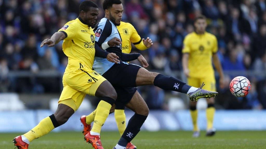 Aston Villa (hier Jores Okore in gelb) muss gegen Wycombe nochmals ran.