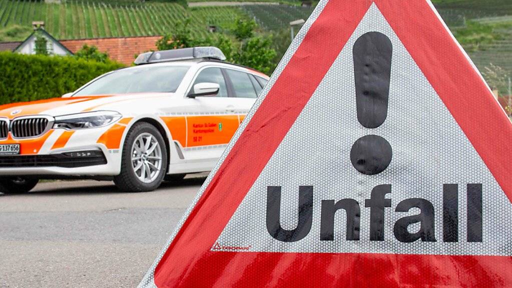 Ein 78-jähriger Belgier ist am Sonntagnachmittag mit seinem Auto auf der Autobahn A3 Richtung Zürich verunfallt. Noch auf der Unfallstelle verstarb er trotz Reanimationsversuchen. (Symbolbild)
