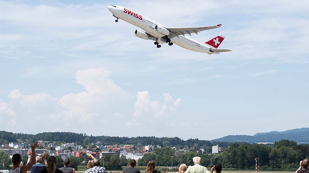 Die Ferienreisenden haben am Flughafen Zürich in den Sommerferien mehr Geduld gebraucht als noch im Vorjahr. So hat sich die Pünktlichkeit bei den Abflügen etwas verschlechtert. (Symbolbild)