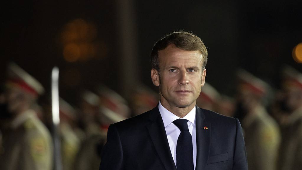 Emmanuel Macron, Präsident von Frankreich, wird bei seiner Ankunft am Flughafen begrüßt.