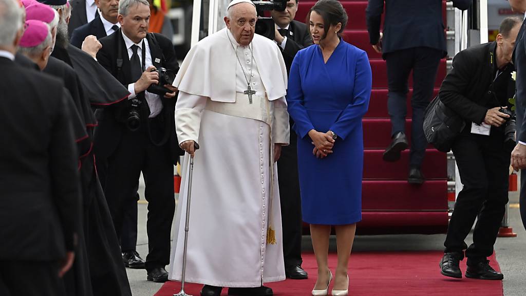 ARCHIV - Papst Franziskus (M,l) steht während einer Abschiedszeremonie am internationalen Flughafen in Budapest neben Katalin Novak (M,r), Präsidentin von Ungarn. Diese hat nun ihren Rücktritt angekündigt. Foto: Denes Erdos/AP/dpa