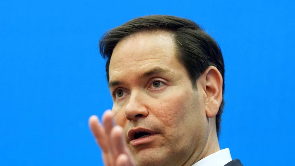 ARCHIV - US-Außenminister Marco Rubio spricht mit Reportern im Nato-Hauptquartier in Brüssel. Foto: Jacquelyn Martin/Pool AP/dpa