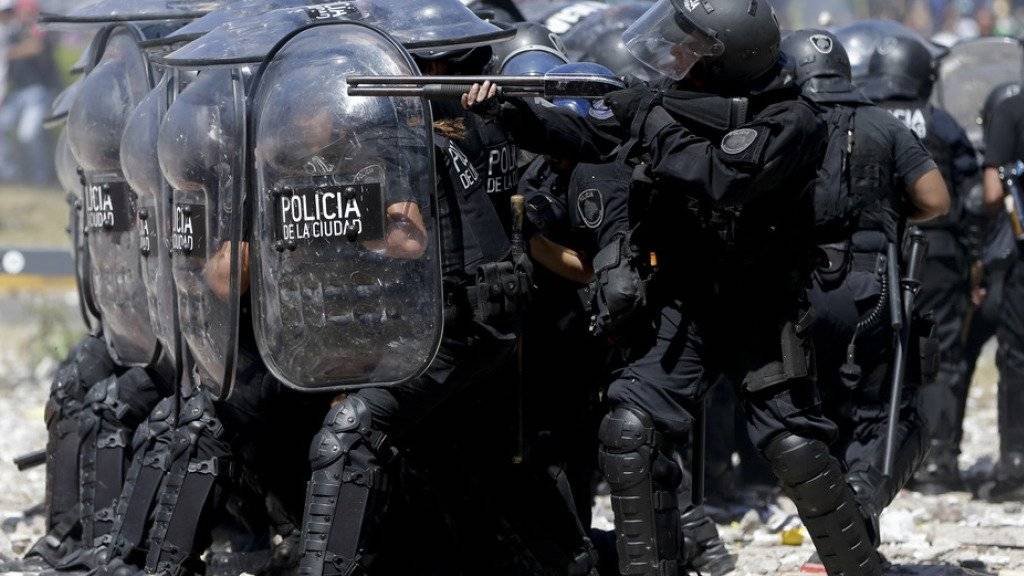 Bei den Zusammenstössen zwischen Protestierenden und Sicherheitskräften in Buenos Aires gab es auf beiden Seiten Dutzende Verletzte.