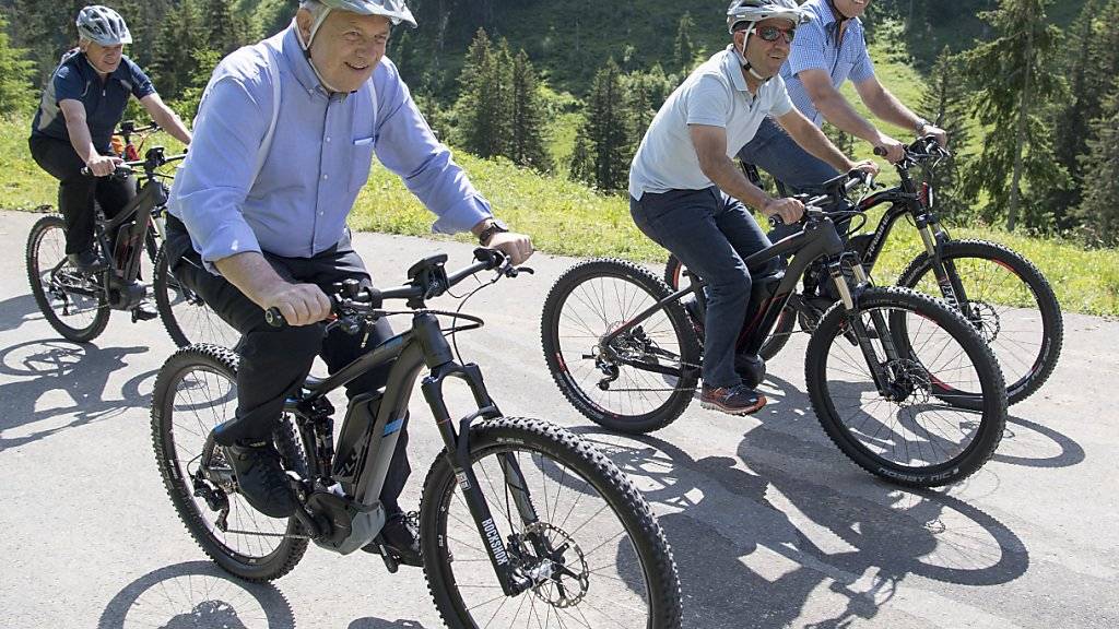 Auch der Bundesrat ist mit dem E-Bike unterwegs: Hier beim Bundesratsausflug im vergangenen Juli.