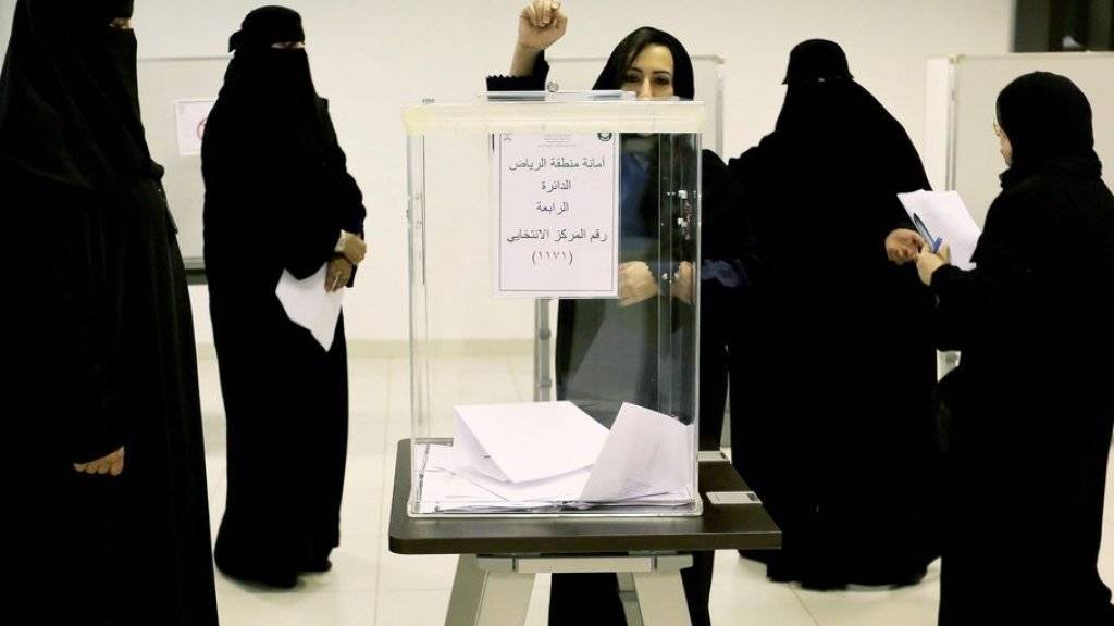 Saudische Frauen am Samstag in Riad beim Wählen.