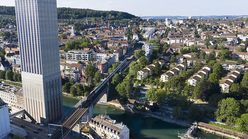 Das Flussbad Unterer Letten (rechts im Bild) wird bis Sommer 2025 instand gesetzt. (Archivbild)