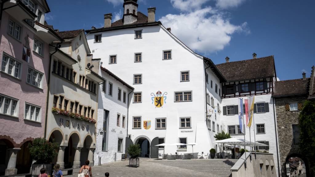 Der Hof in der Wiler Altstadt hat eine 800 Jahre alte Geschichte. Derzeit klafft ein Finanzloch nach einem 30 Millionen Franken teuren Umbau. (Archivbild)