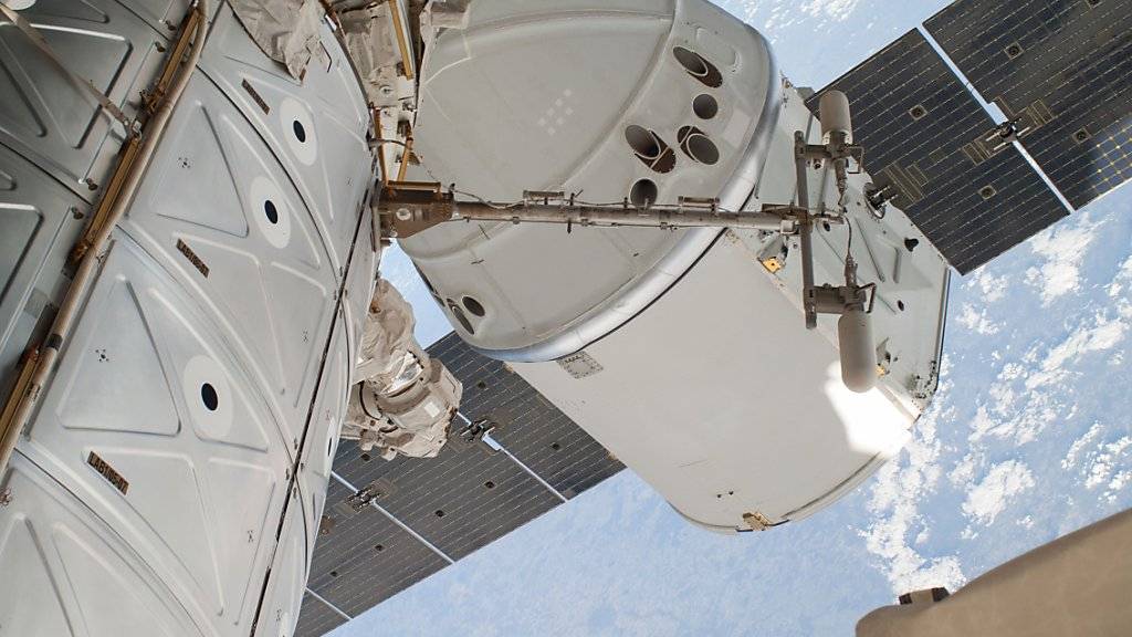 «Dragon»-Raumfrachter an der Internationalen Raumstation ISS. Derzeit herrscht auf der ISS Hochbetrieb: fünf Raumschiffe sind derzeit angedockt. (Themenbild)
