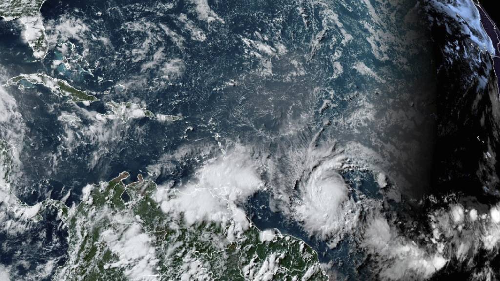 HANDOUT - Dieses Satellitenbild der National Oceanic and Atmospheric Administration (NOAA), aufgenommen um 16:20 Uhr EDT, zeigt den Hurrikan Beryl, unten in der Mitte rechts, wie er sich am Samstag, den 29. Juni 2024, über dem Atlantik verstärkt und auf die südöstliche Karibik zurollt. Foto: -/National Oceanic and Atmospheric Administration via AP/dpa - ACHTUNG: Nur zur redaktionellen Verwendung und nur mit vollständiger Nennung des vorstehenden Credits