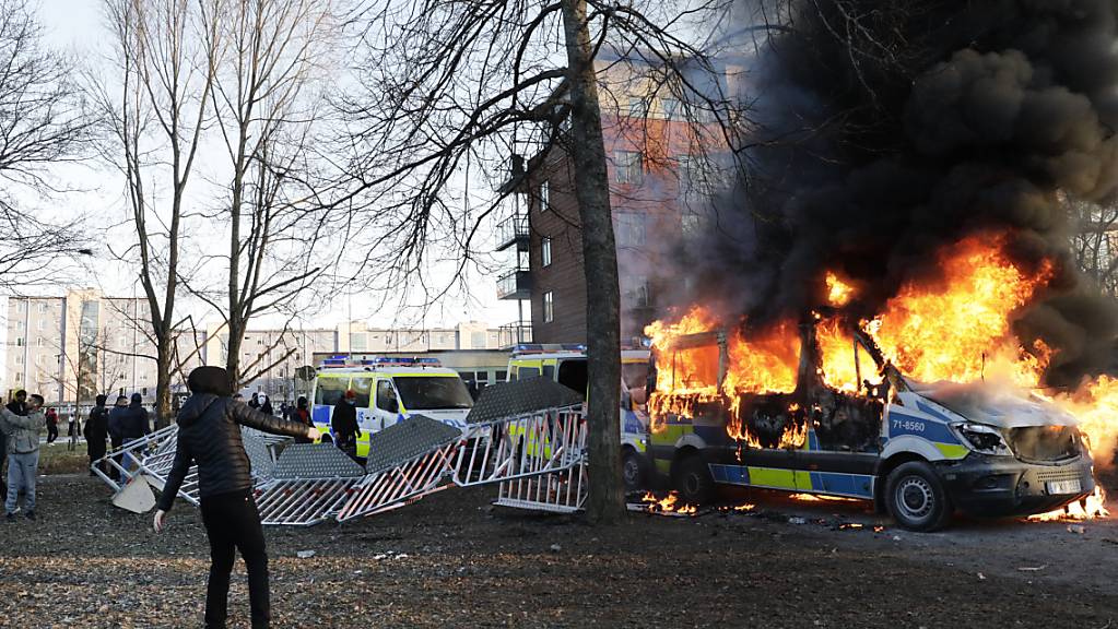 Demonstranten zünden einen Polizeibus im Park Sveaparken an. Laut Bericht des Senders SVT am Samstag ist es in Schweden rund um Proteste von Rechtsextremen zu Ausschreitungen gekommen.