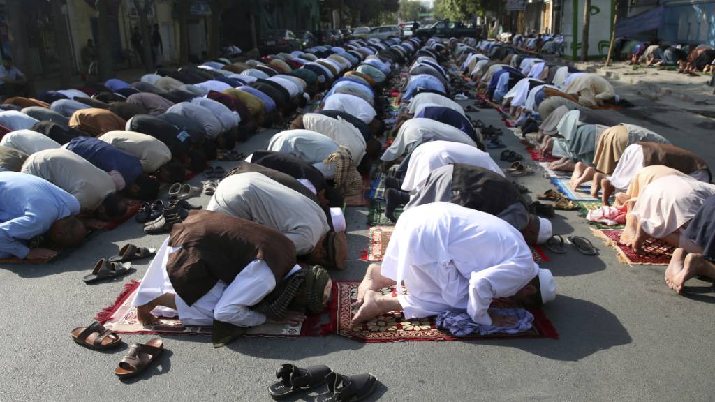 Muslime beten während des islamischen Opferfestes Eid al-Adha. Foto: Rahmat Gul/AP/dpa