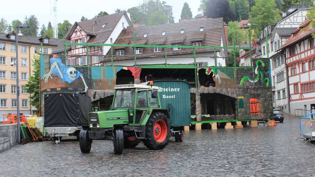 Mit einem Traktor wurden die einzelnen Wagen in die Ostschweiz gebracht (Bild: Lara Abderhalden)