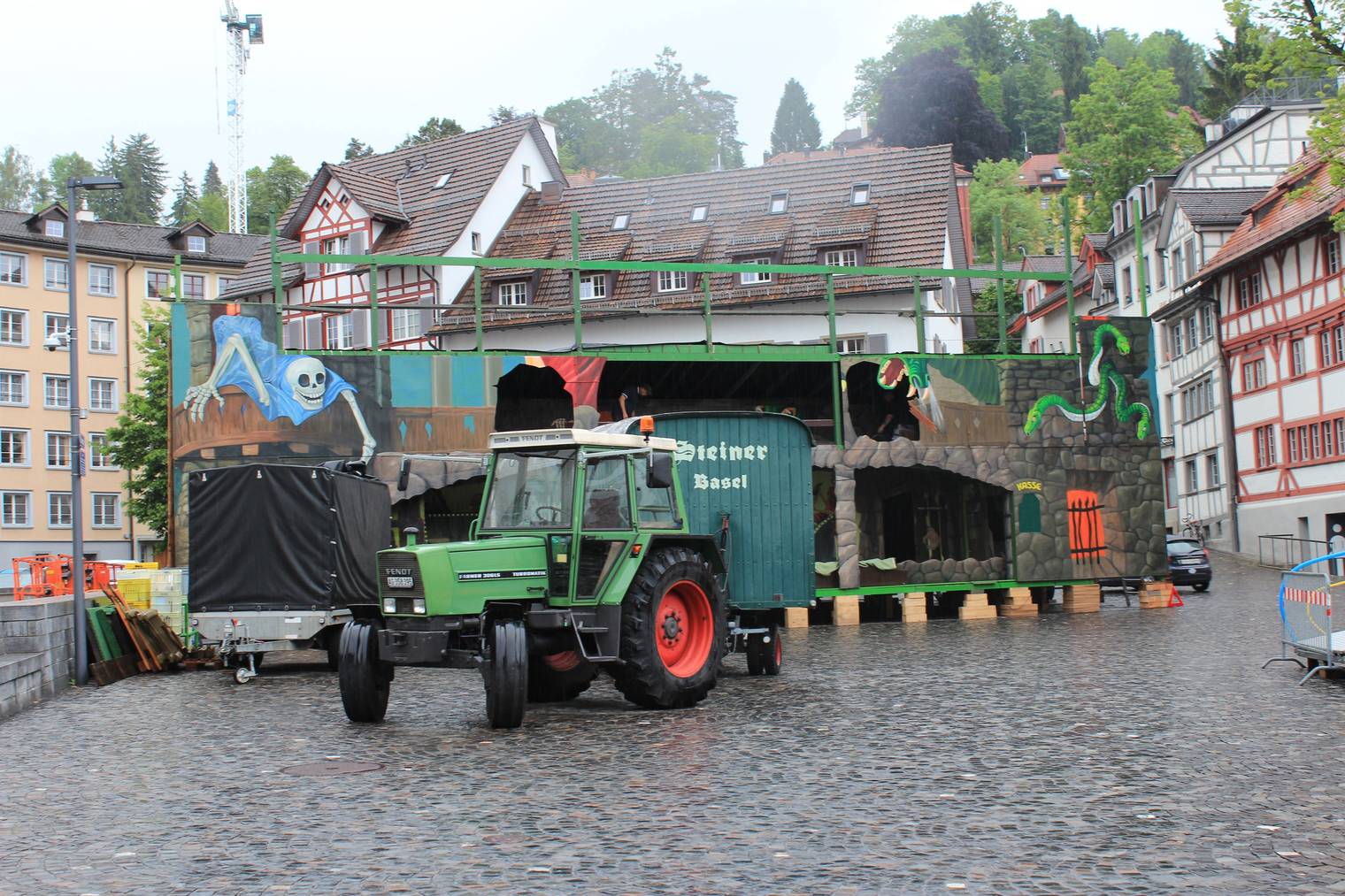 Mit einem Traktor wurden die einzelnen Wagen in die Ostschweiz gebracht (Bild: Lara Abderhalden)