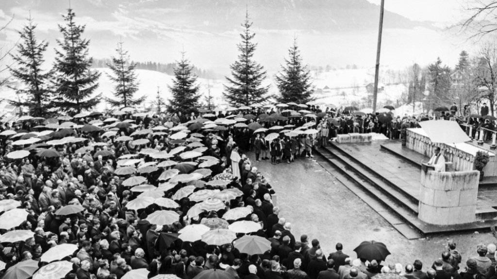 Tausende Menschen bitten im März 1964 bei der Wallfahrtskapelle von Bruder Klaus bei Sachseln OW für eine Abwendung der Erdbebengefahr. Mehrere Erdstösse hielten damals den Kanton Obwalden in Atem. (Archivbild)
