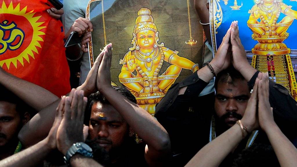 Männer protestieren gegen den Besuch von Frauen in einem indischen Tempel.