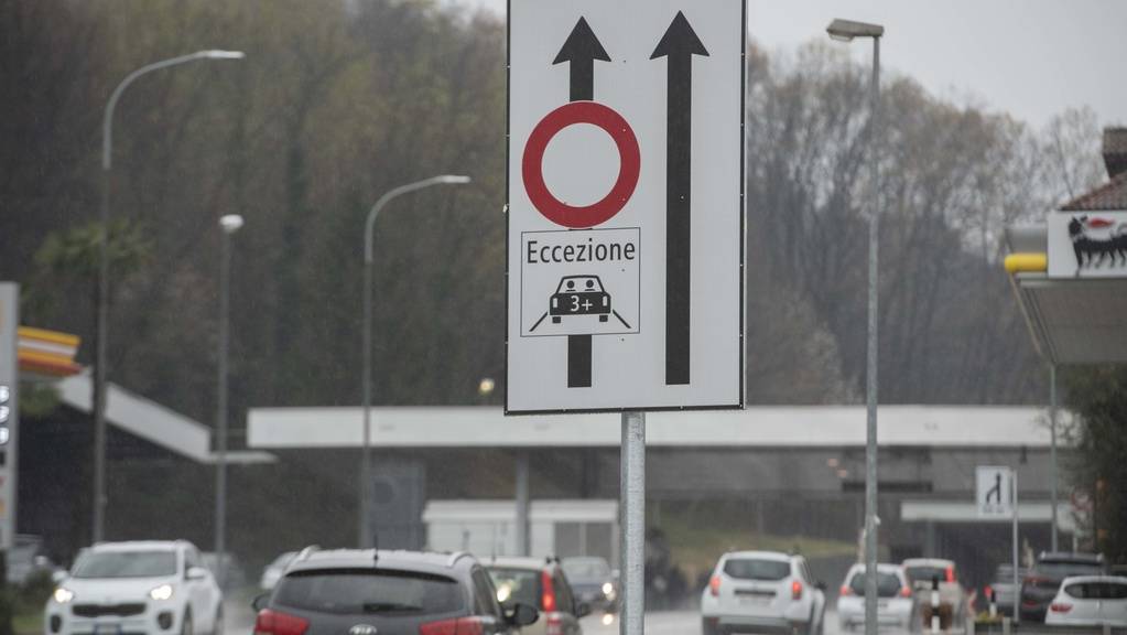 Eine Spur im Tessin nur für Fahrgemeinschaften – hier für drei oder mehr Personen in einem Fahrzeug.