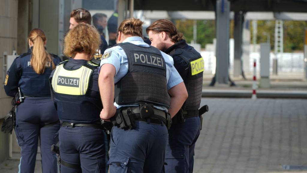 Einsatzkräfte der Polizei stehen in der Nähe des Augsburger Hauptbahnhofs. Nach einer Explosion in der Nähe des Augsburger Hauptbahnhofs hat die Polizei einen verdächtigen Gegenstand gefunden. Foto: Felix Kirberg/dpa